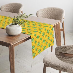 Bieżnik ułożony na drewnianym stole, detal przy krawędzi i widoczne powtarzające się elementy wzoru