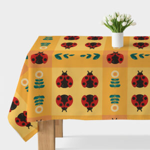 Główny widok stołu z obrusem w żółtej kratce z motywem biedronek i kwiatów