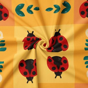 Zbliżenie na materiał z widocznymi czerwonymi biedronkami i zielonymi liśćmi