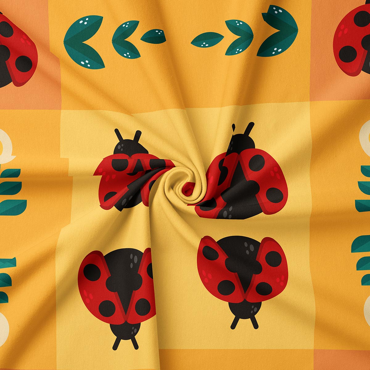 Zbliżenie na materiał z widocznymi czerwonymi biedronkami i zielonymi liśćmi