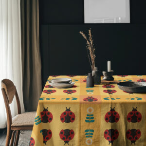 Aranżacja stołu z obrusem, naczyniami ceramicznymi i dekoracyjnymi naczyniami