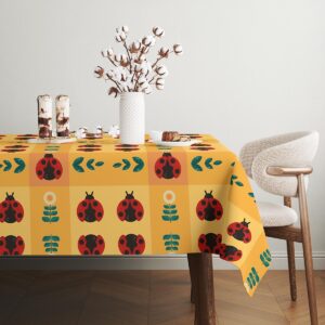 Widok z boku pokazujący wzór w kratkę oraz detale kwiatu i liści