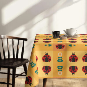 Stołowa aranżacja z wazonem i deserami na tle obrusu z motywem biedronek