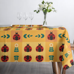 Perspektywa z góry pokazująca powtarzalny wzór biedronek i graficznych elementów