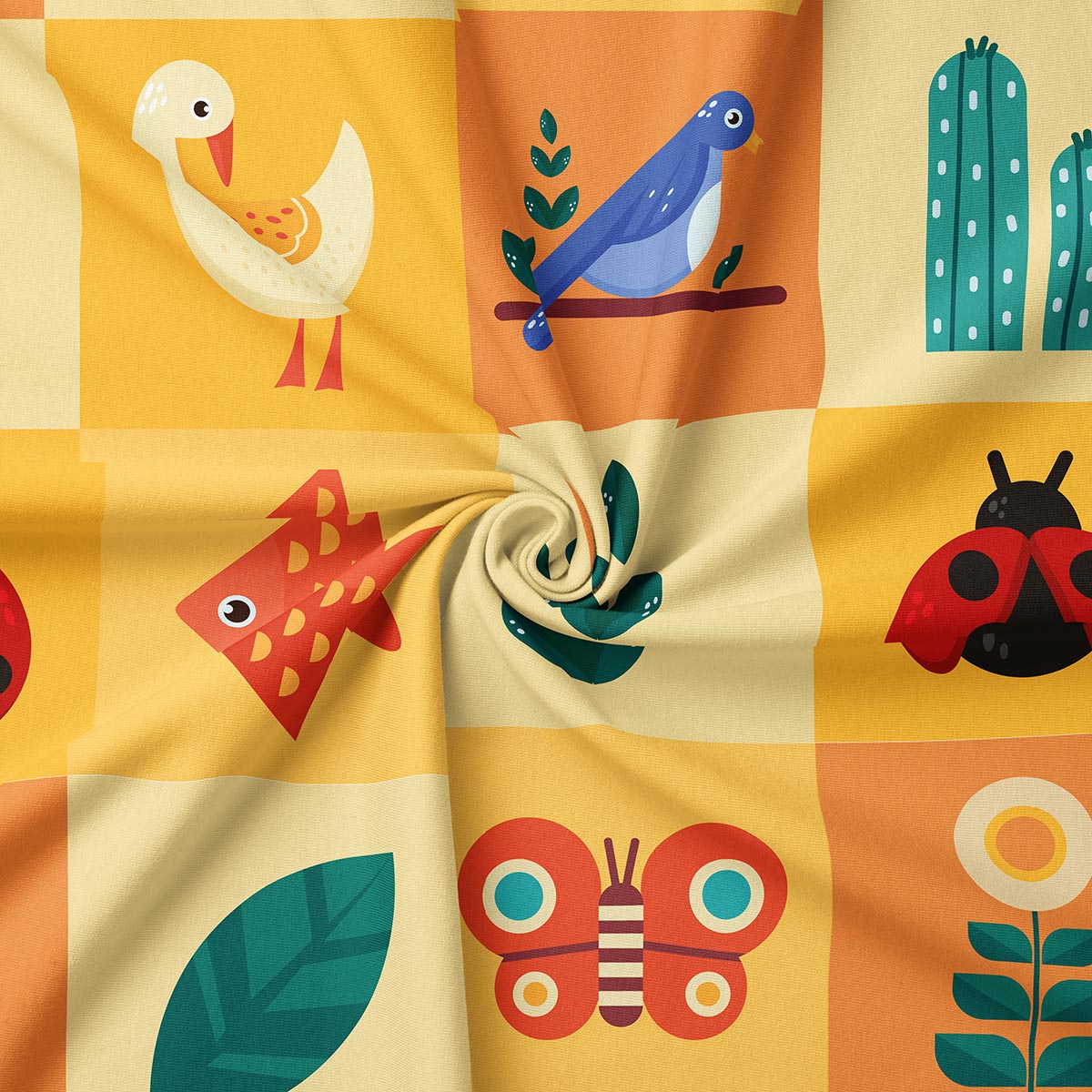 Zbliżenie tkaniny z motywem ptaka, rybki i liści w ciepłej kolorystyce