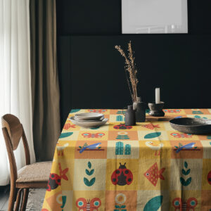 Aranżacja stołu z obrusem, naczyniami i wazonem tworząca przytulną atmosferę