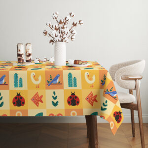 Detale materiału pokazujące motyle, kaktusy i biedronki na tle kwadratów