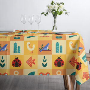 Perspektywa z przodu prezentująca regularny układ kwadratów z figurami zwierząt i roślin