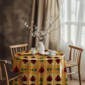 aranżacja stołu z wazonem i filiżanką na obrusie z wzorem biedronek