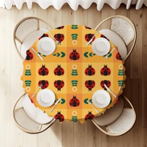 widok z góry na okrągły stół nakryty obrusem z powtarzalnym wzorem