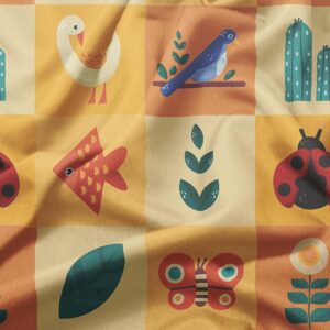 zbliżenie na detale wzoru: kaczka, ptak, rybka i biedronka na żółto-pomarańczowym tle