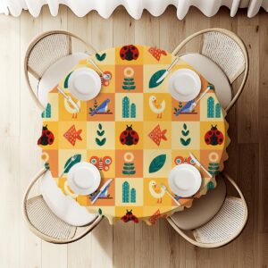 widok z góry na okrągły stół z obrusem i prostą zastawą, widoczny regularny układ kwadratów