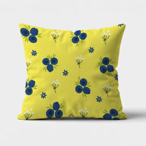 Główne ujęcie poduszki dekoracyjnej z granatowymi jagódkami na cytrynowym tle