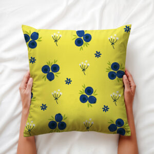 Ujęcie aranżacyjne z rękami trzymającymi poduszkę na jasnej pościeli