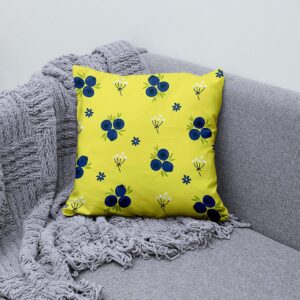 Poduszka z motywem jagódek jako akcent na szarej sofie