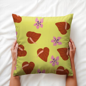 Ujęcie z bliska pokazujące poduszkę trzymaną w dłoniach i wyraźny roślinny wzór