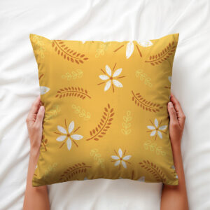 Ujęcie z bliska, osoba trzyma poduszkę w rękach; widoczne detale nadruku i faktura tkaniny