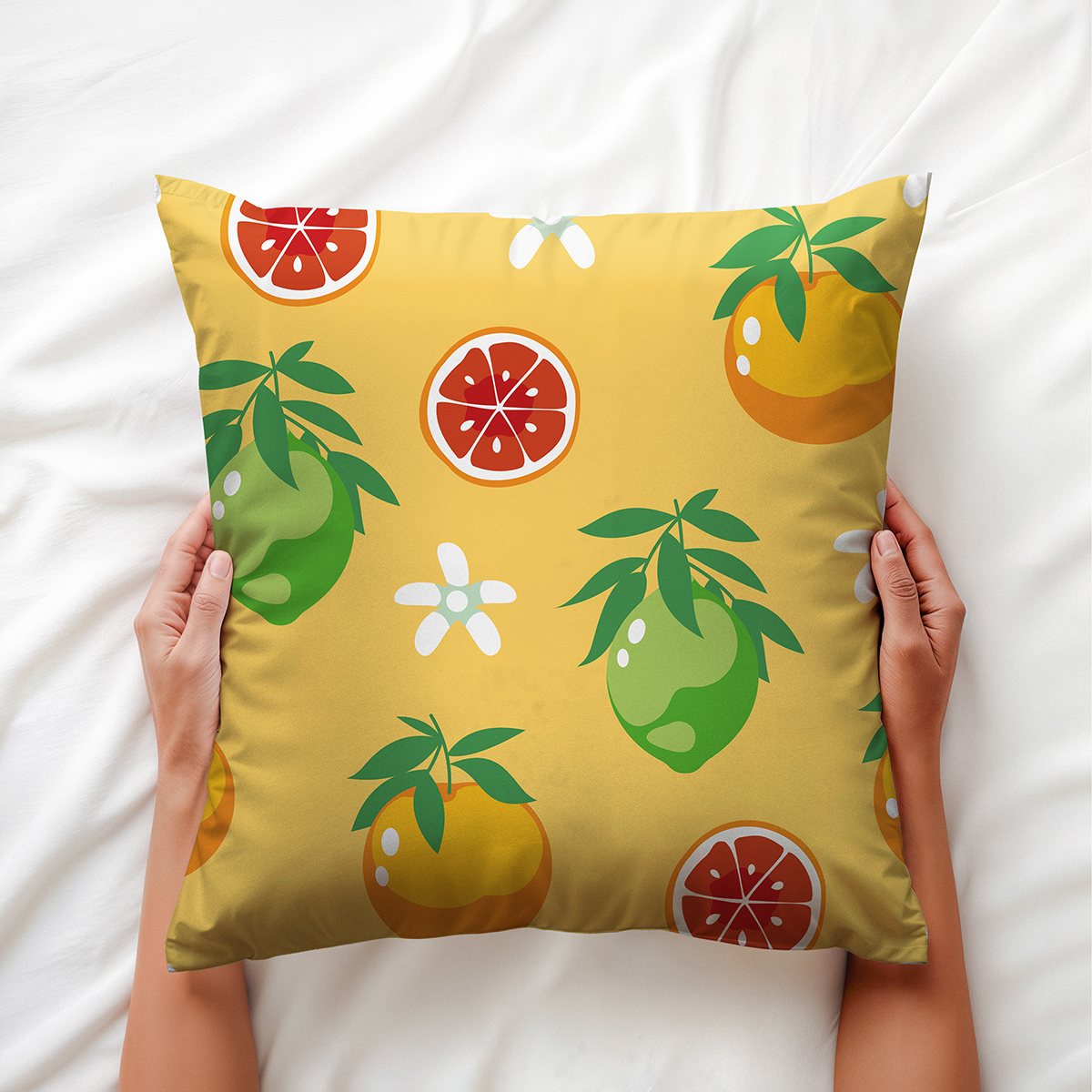 Zbliżenie na strukturę tkaniny i detal ilustracyjnych owoców oraz białych kwiatów