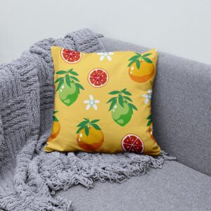 Poduszka ozdobna ułożona na szarej kanapie, wprowadzająca kolorowy akcent do wnętrza