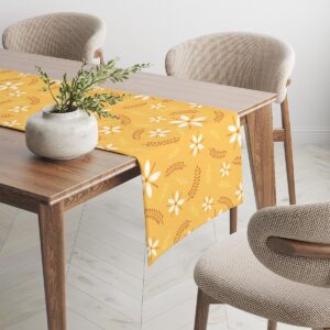 Krawędź bieżnika z dekoracyjnym wazonem i krzesłem w naturalnej aranżacji