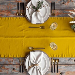 Widok z góry aranżacji stołu z bieżnikiem i zastawą