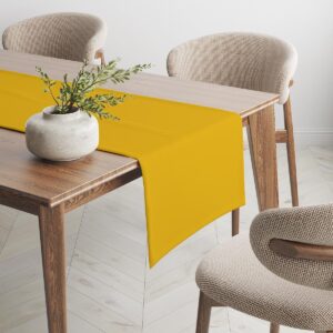 Bieżnik na stole z wazonem i neutralnymi krzesłami, stylowa aranżacja