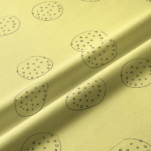 zbliżenie na tkaninę bieżnika z ręcznie rysowanymi okręgami i drobnymi kropeczkami