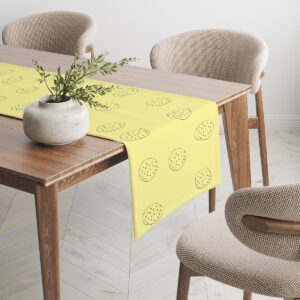 bieżnik spuszczony przez krawędź stołu widoczny z perspektywy krzeseł i doniczki