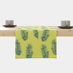 Bieżnik z liśćmi palmowymi na limonkowym tle ułożony centralnie na stole z dwoma filiżankami