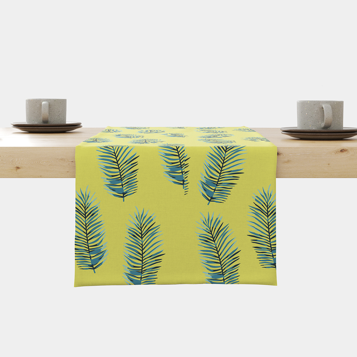 Bieżnik z liśćmi palmowymi na limonkowym tle ułożony centralnie na stole z dwoma filiżankami
