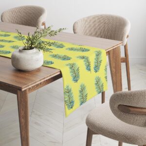 Widok bieżnika na stole w jadalni z doniczką i krzesłami, stylizacja wnętrza