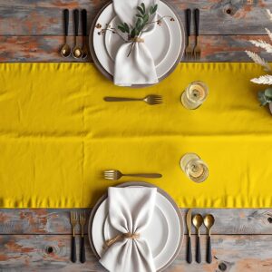 widok z góry na bieżnik w aranżacji stołu z zastawą i sztućcami