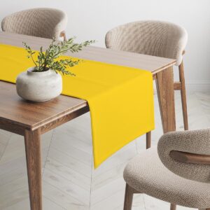 bieżnik w aranżacji przy drewnianym stole z dekoracyjną wazą i krzesłami