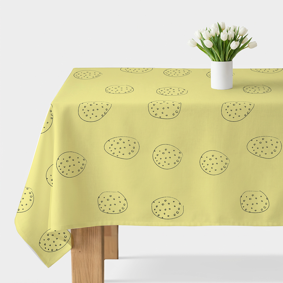 obrus ułożony na stole z rysunkowym wzorem nieregularnych okręgów i kropeczek