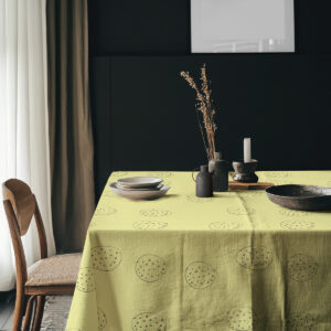 aranżacja stołu z obrusm, zastawą i dekoracyjnymi naczyniami w przytulnym wnętrzu