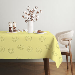 stół nakryty obrusem widziany z perspektywy boku z widocznym wzorem