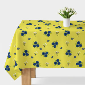 Główne ujęcie: obrus w cytrynowym kolorze z drobnym wzorem granatowych jagódek