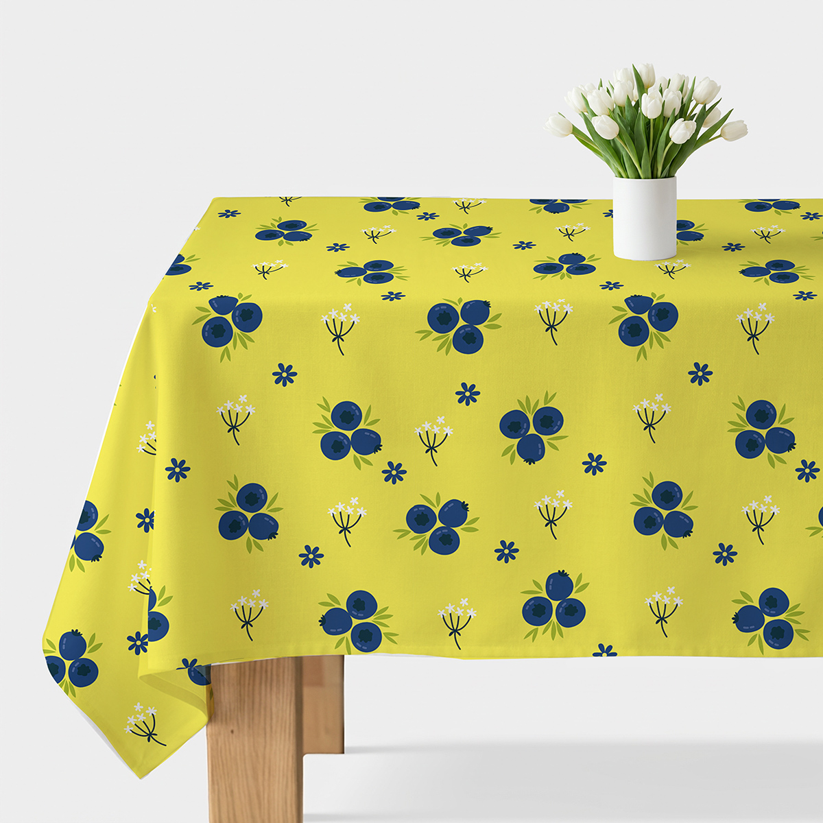 Główne ujęcie: obrus w cytrynowym kolorze z drobnym wzorem granatowych jagódek
