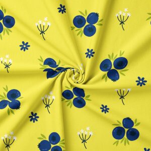 Zbliżenie materiału z widocznym motywem trzech jagódek i białych kwiatuszków