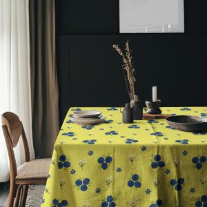 Aranżacja stołu z naczyniami na obrusem z jagódkami w stylu codziennej jadalni