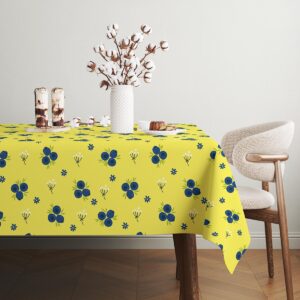 Detale tkaniny ukazujące fakturę i nasycenie granatowych i zielonych elementów