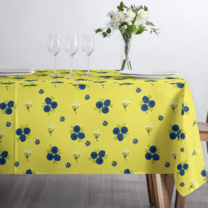 Widok z bliska rozłożonego obrusa pokazujący powtarzalny, graficzny wzór