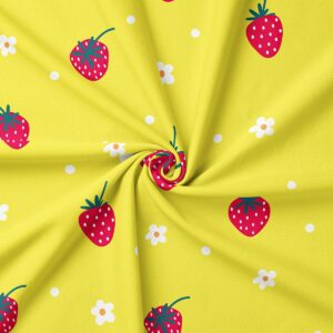 Zbliżenie na tkaninę z motywem truskawek i drobnymi białymi kropkami