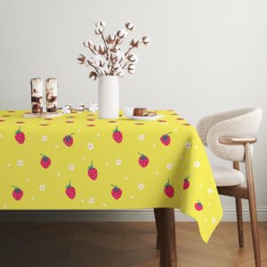 Aranżacja jadalni z obrusem truskawkowym i dekoracyjnymi dodatkami na stole