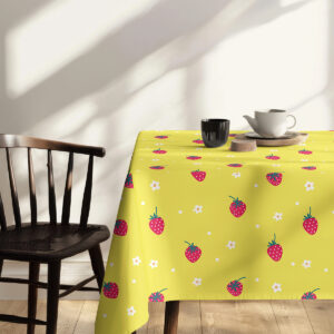 Detal narożnika obrusu pokazujący powtarzalny wzór truskawek i kwiatuszków
