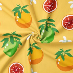 Zbliżenie na materiał z dużymi ilustracjami zielonych limonek i pomarańczy