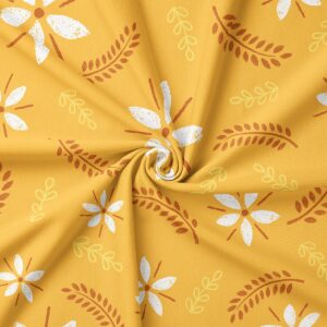 Zbliżenie na fakturę tkaniny i malowany wzór białych kwiatów z drobnymi listkami