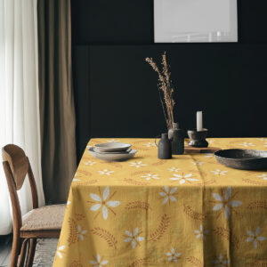 Aranżacja stołu z obrusem, ceramiczne naczynia i naturalne dekoracje na blacie