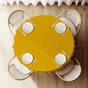 widok z góry na okrągły obrus z ustawioną zastawą dla czterech osób