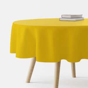 żółty okrągły obrus na drewnianym stole z dwiema książkami ułożonymi na blacie